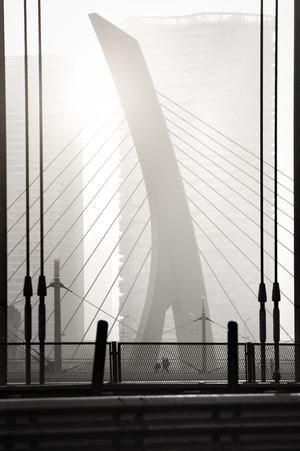 雾中过桥的男人