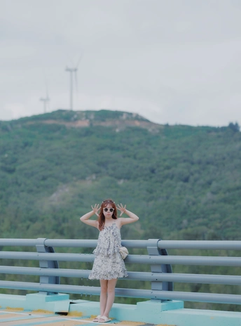 站在山顶长凳上的一个年轻女子