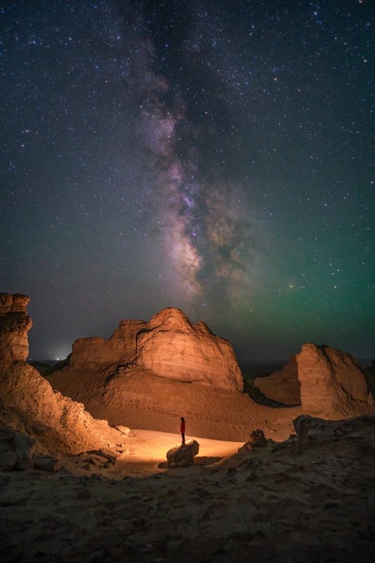 夜晚沙漠中站着一个男子 星空之下