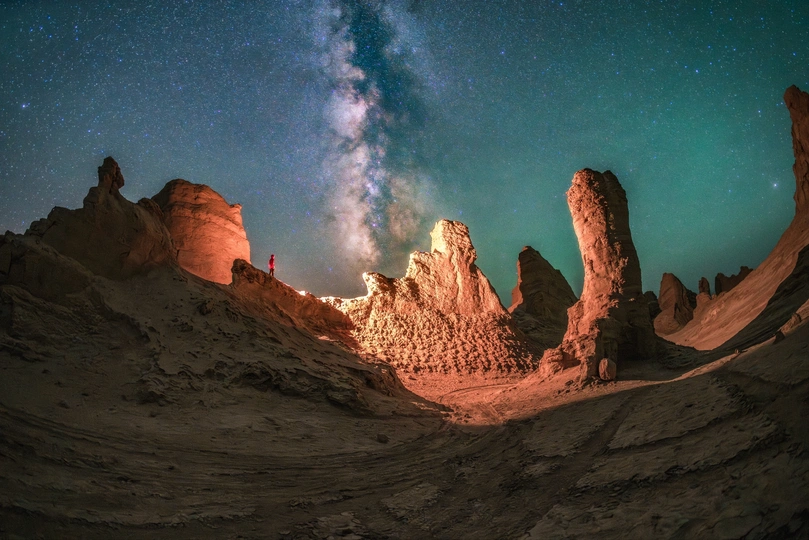 一片沙漠景观 岩石形成 星空在天空中。