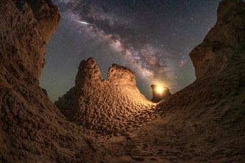 沙漠中的岩石在夜晚 星空在天上。