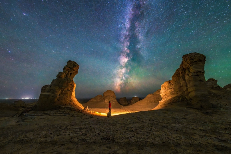 一个人在沙漠中夜晚站立 星空之下