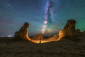 一个人在沙漠中夜晚站立 星空之下