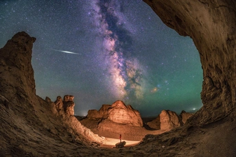 沙漠中的洞穴 夜晚星空