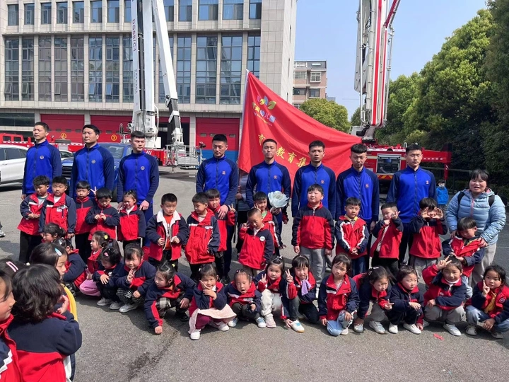 孩子们学习消防知识