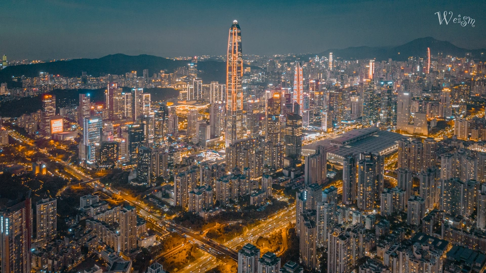 夜晚的城市照片 天际线被点亮了。