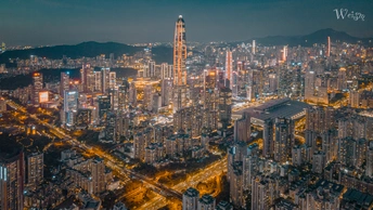 夜晚的城市照片 天际线被点亮了。