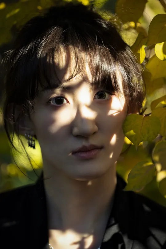 站在一棵树前的年轻女孩