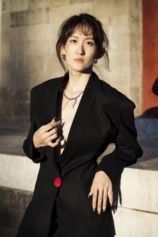 一位穿着黑色西装站在外面的女士