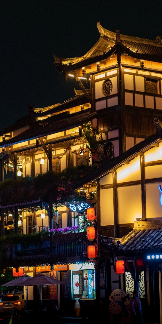 夜晚被灯笼照亮的古老房子或寺庙