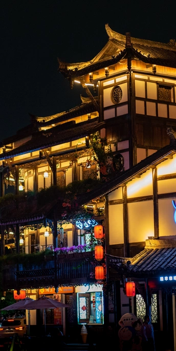 夜晚被灯笼照亮的古老房子或寺庙
