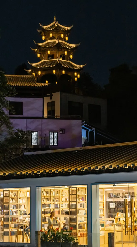 城市中的一栋建筑在夜晚亮了起来。