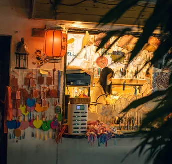 挂满灯笼的建筑物中的一个房间