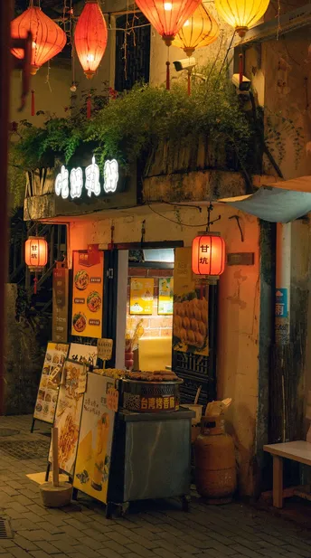 夜晚的街道 有古老的建筑和小型商店