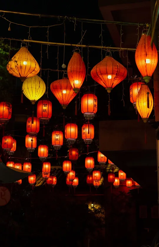 挂满灯笼的街道夜晚