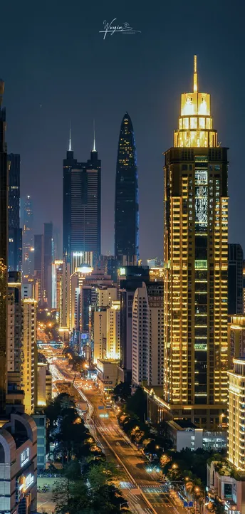 夜晚的城市景观 高大的建筑和摩天大楼