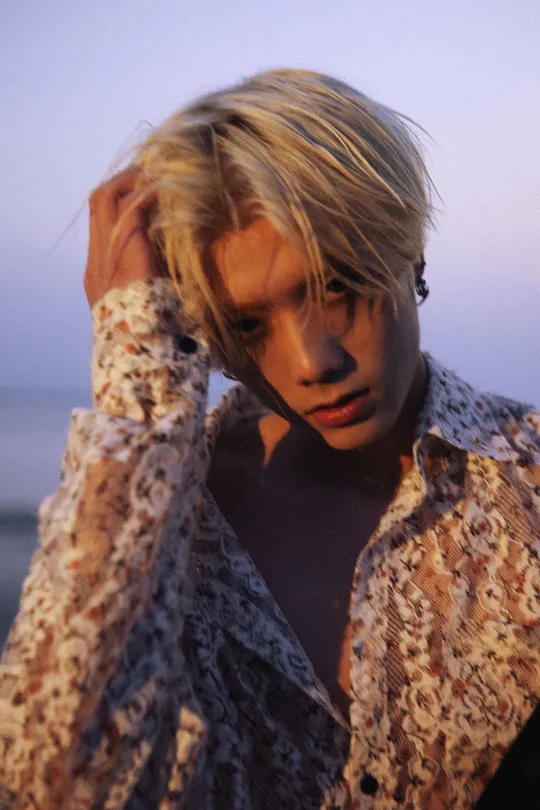 一个人在靠近海洋的海滩上