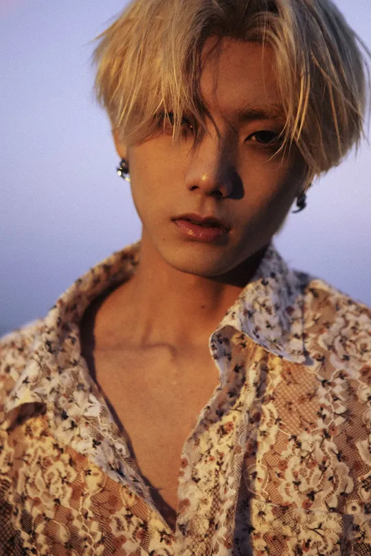 一位留着短发的年轻男子