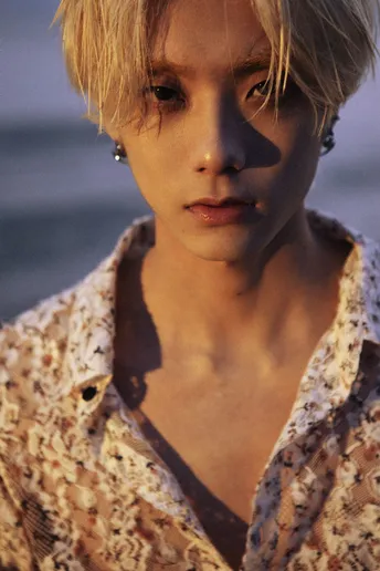 一位短发金发女子的乱糟糟的脸部特写