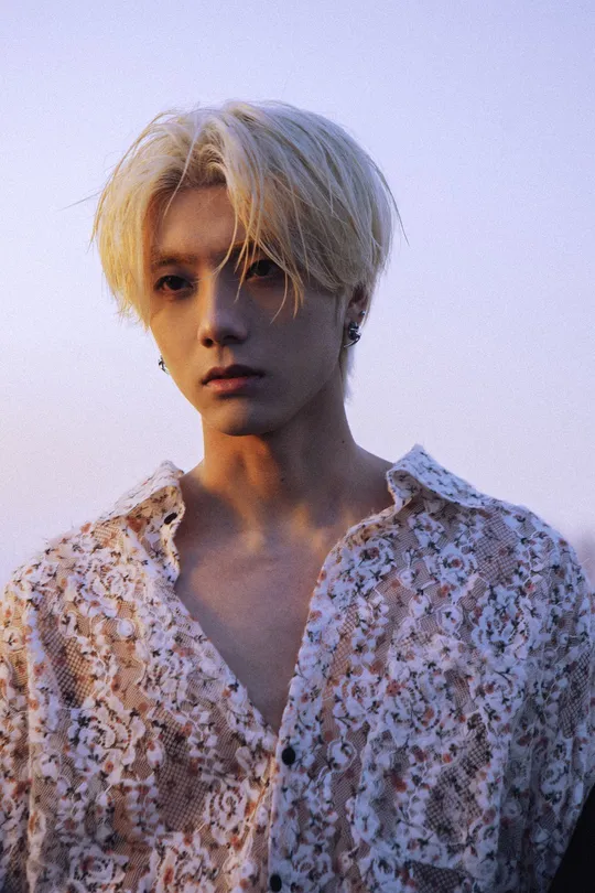 金发女模特的印花衬衫