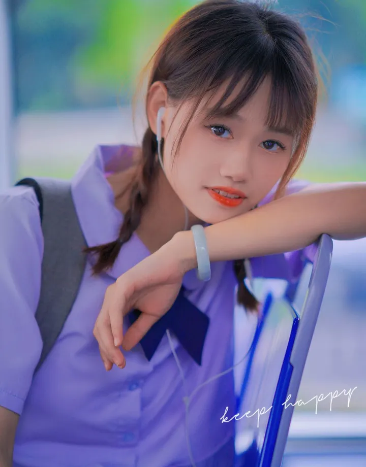 坐电车的女孩