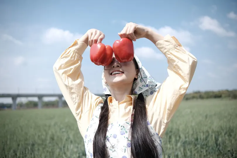 举着红番茄的年轻女子
