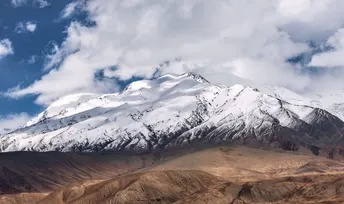 前景有积雪的山脉