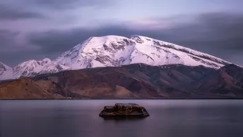 湖心的一座小岛 背景是雪山。