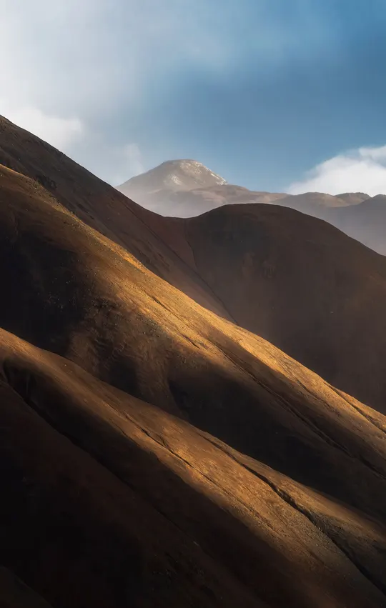 太阳照亮了山和云