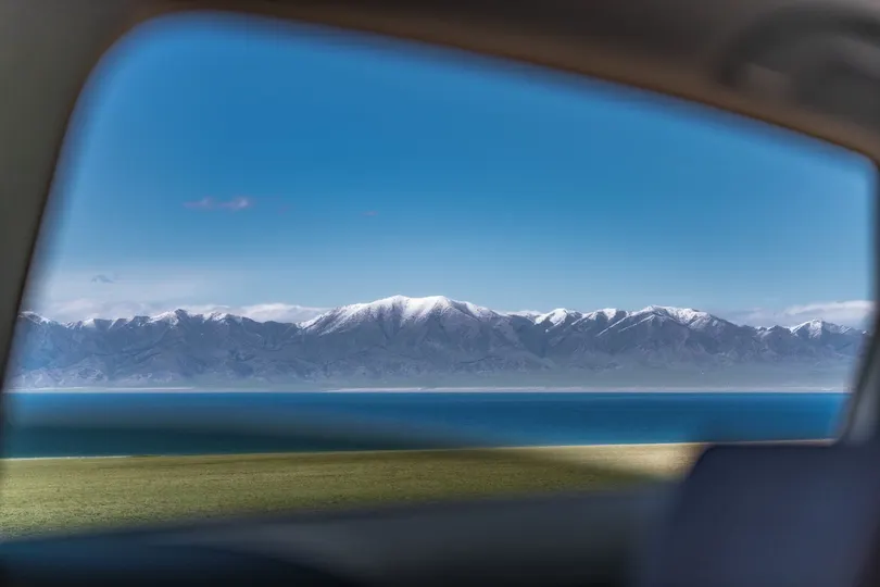 从汽车窗口看到的群山和湖泊