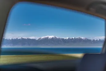 从汽车窗口看到的群山和湖泊