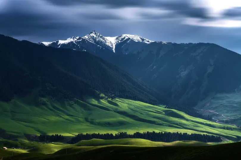 山谷 绿山 山脉 天空中的云