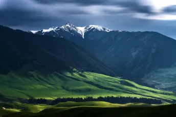 山谷 绿山 山脉 天空中的云