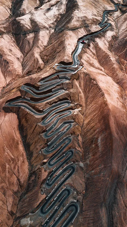 山脉中的峡谷中流动的河流的 aerial landscape
