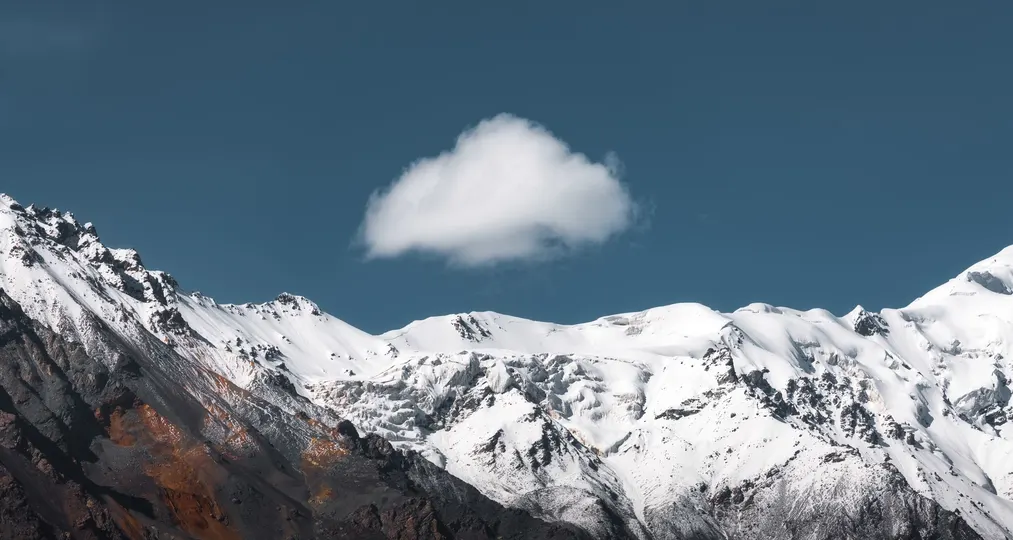 雪山上有一片蓝天和一朵云