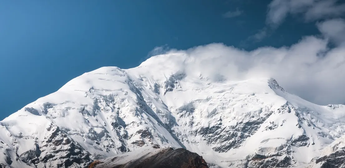 雪山上积雪 山顶有雪