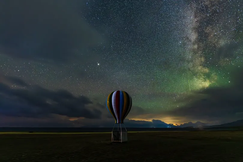 夜晚飞过田野的热气球