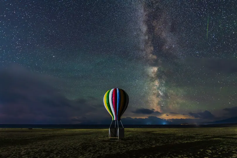 夜空中飞行的热气球 星星闪烁