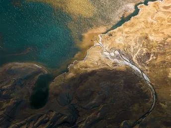 来自卫星的一张水域、山和湖泊的照片