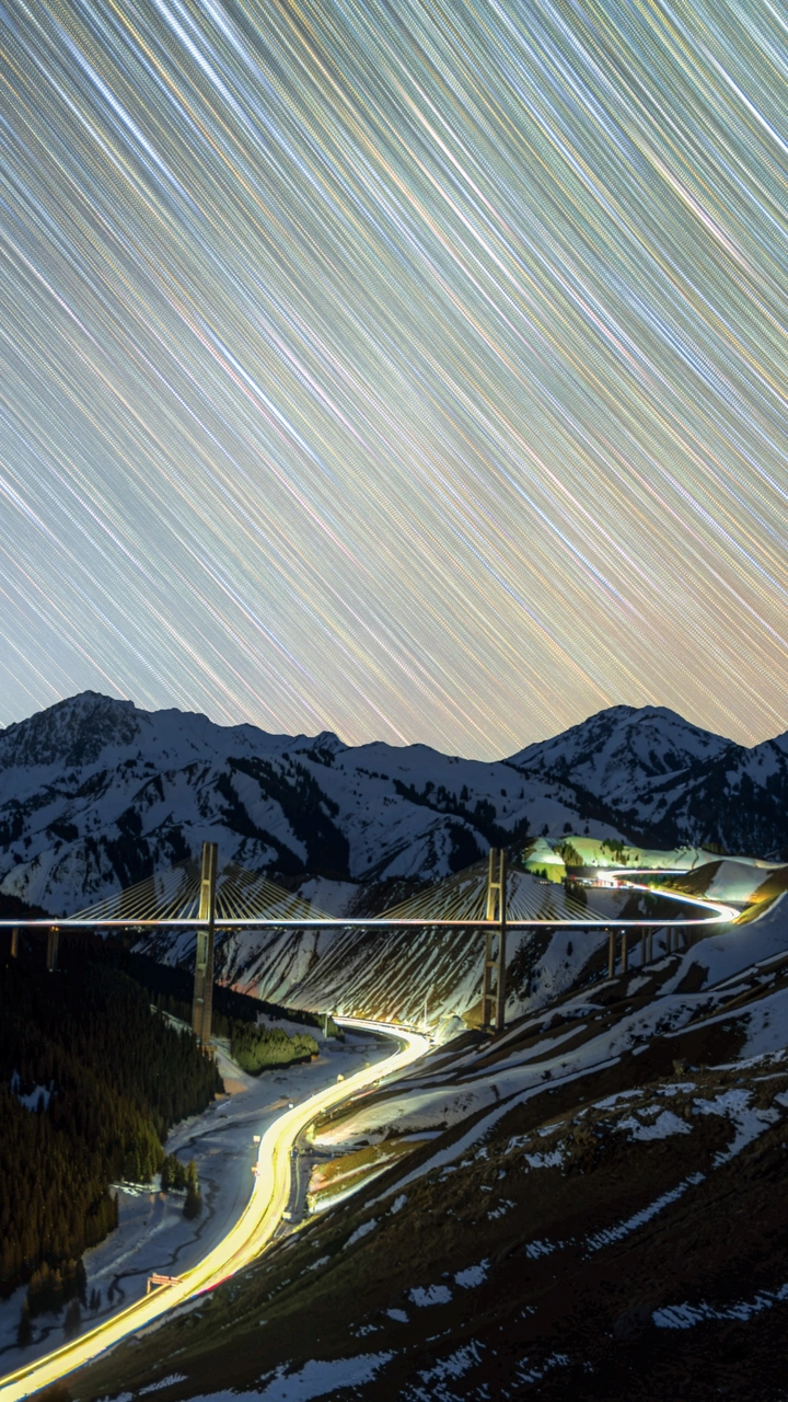 果子沟大桥的蓝调和星空时刻