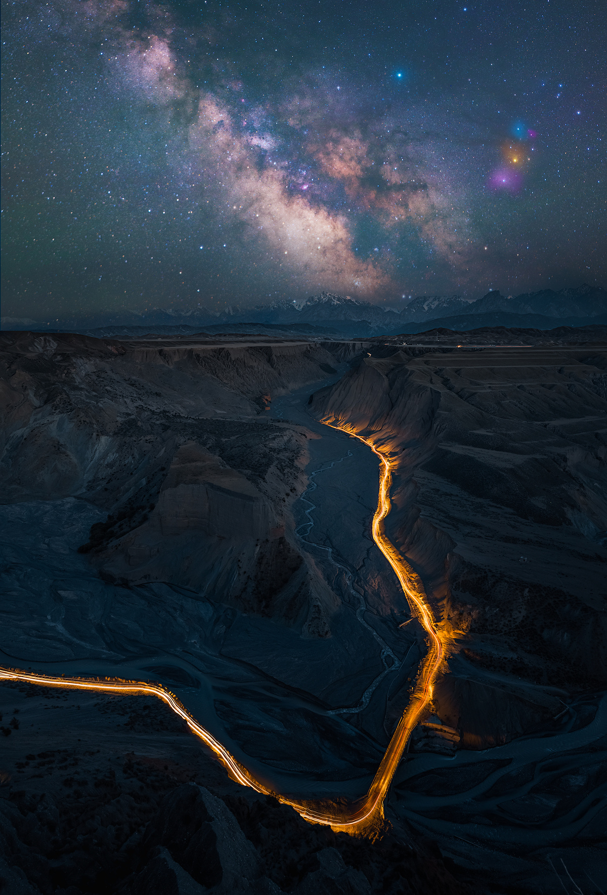 夜晚的山河沙漠星空