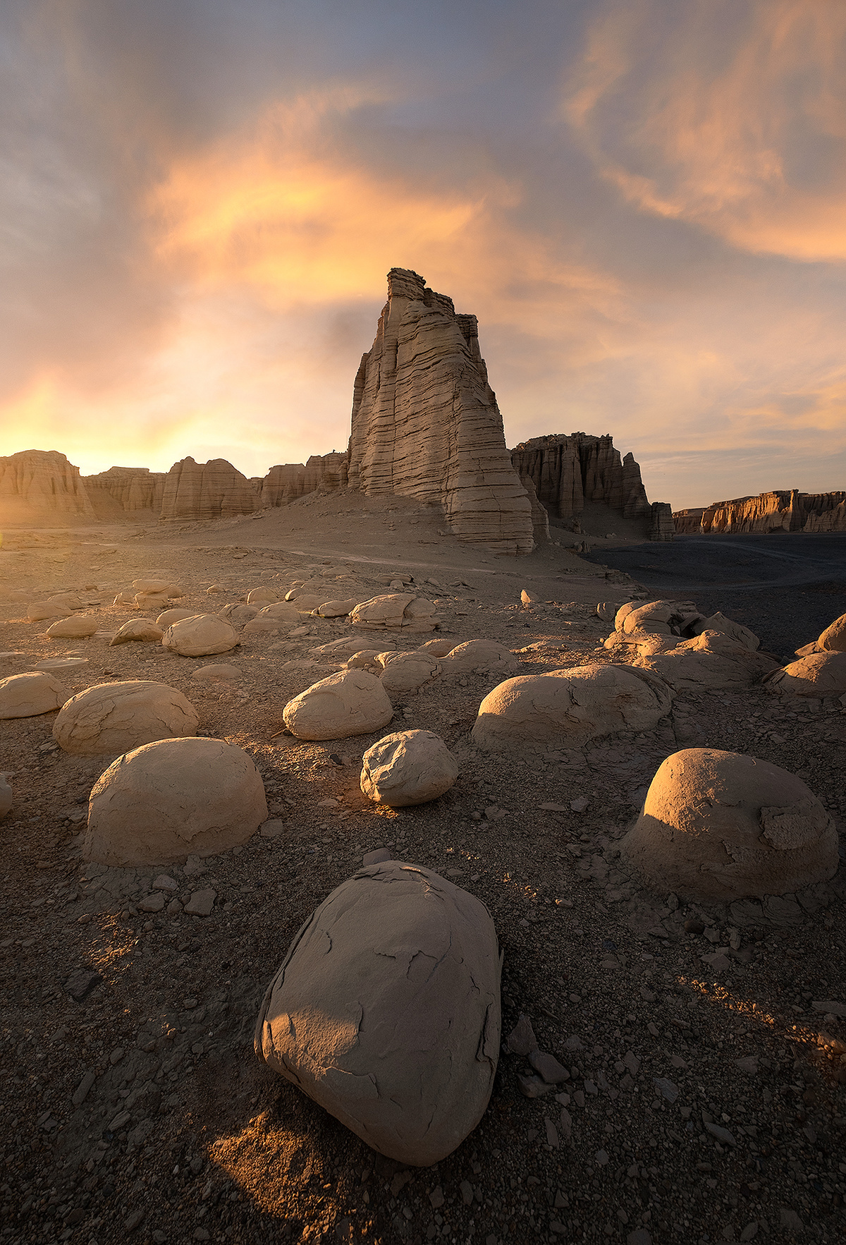 沙漠日出或日落时的岩石景观