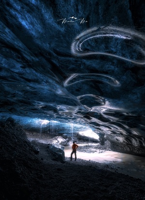 一个人站在一个黑暗的洞穴里