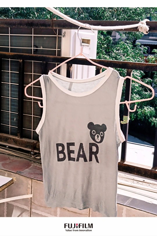 阳台上的晾衣绳上挂着一件衬衫