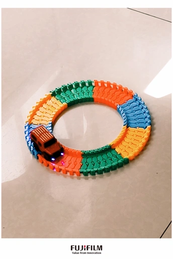 一个由乐高积木制成的手链和一辆汽车。