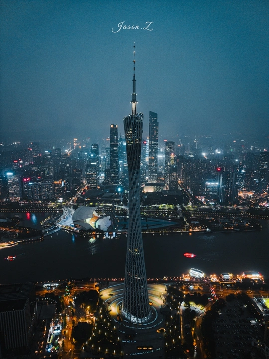 一张在世界上最高的建筑物顶部拍摄的夜晚香港天际线的照片。