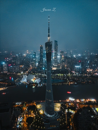 一张在世界上最高的建筑物顶部拍摄的夜晚香港天际线的照片。