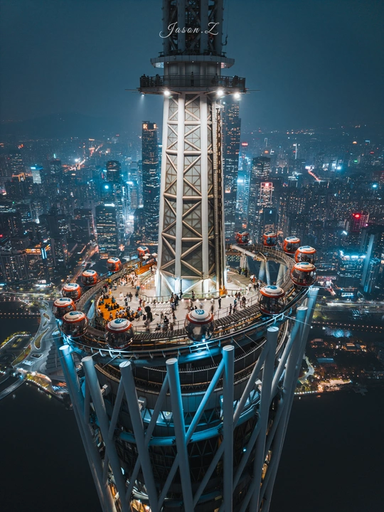 夜晚一座高塔照亮 背景是一座城市。