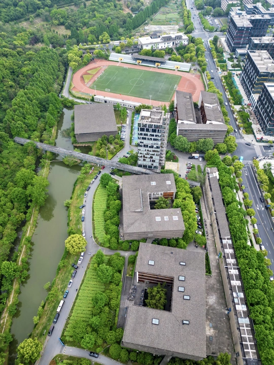 河环绕的大型区域 aerial view of a large area surrounded by
