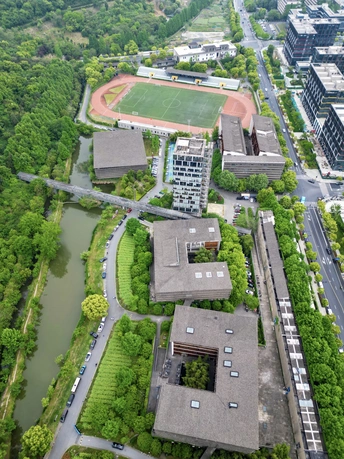 河环绕的大型区域 aerial view of a large area surrounded by